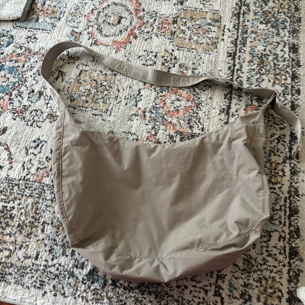 baggu large crescent bag in “dove”